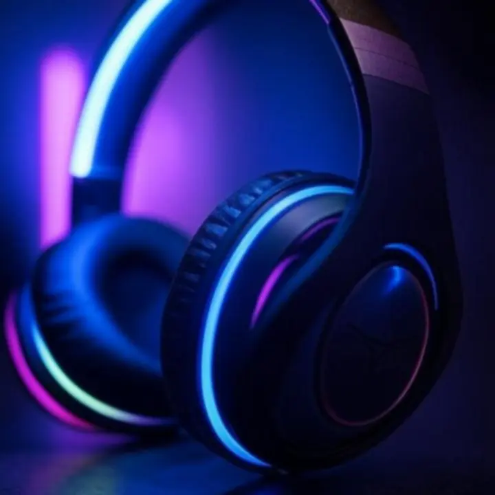 Nowoczesne słuchawki gamingowe na tle podświetlanego stanowiska gracza